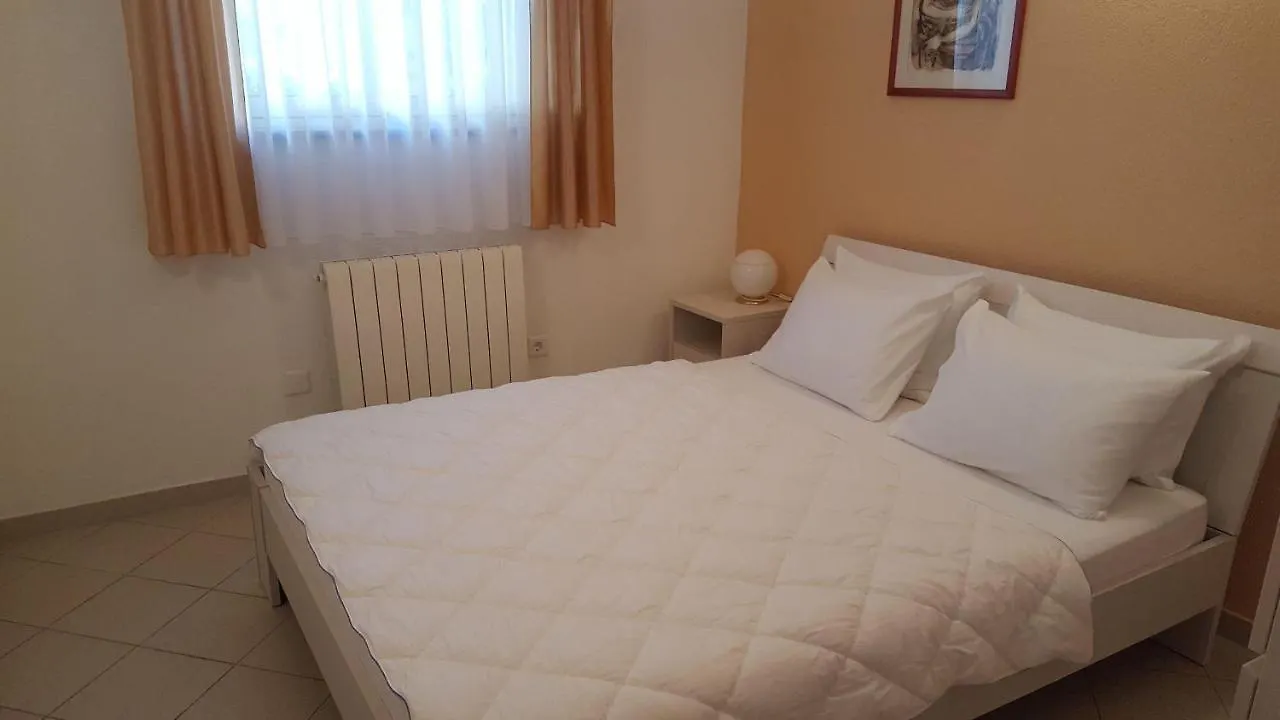 Ferienwohnung-Ginkgo-A4 Banjole Croatia